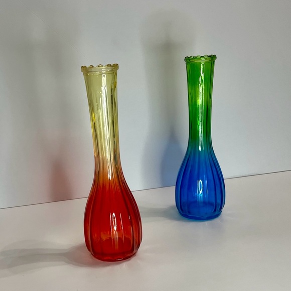 VTG Retro Jeanette Ribbed Amberina Bud Vase Green Blue  Red Yellow Ombre Set 2 - Picture 1 of 11